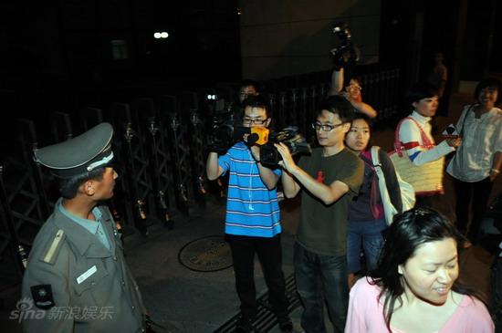 媒体彻夜苦等未见满文军 看守所外媒体大战【图】
