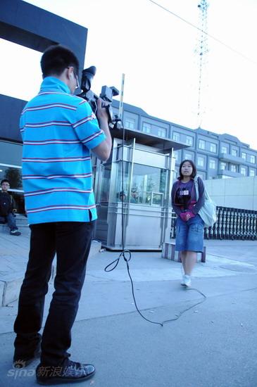 媒体彻夜苦等未见满文军 看守所外媒体大战【图】