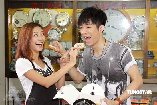 图文:应采儿周柏豪扮情侣--两人配合默契