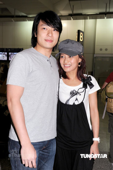 港姐候选佳丽返港 胡杏儿戴墨镜派头十足【图】