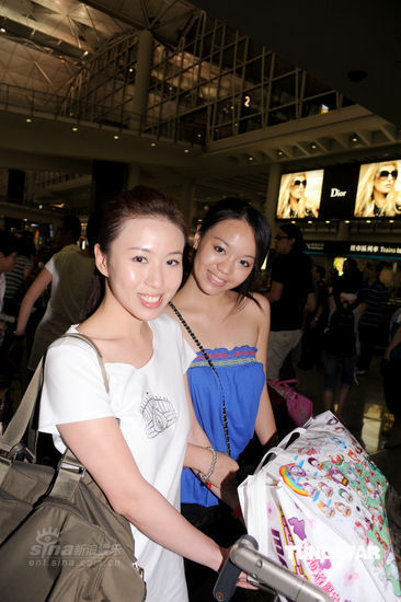 港姐候选佳丽返港 胡杏儿戴墨镜派头十足【图】