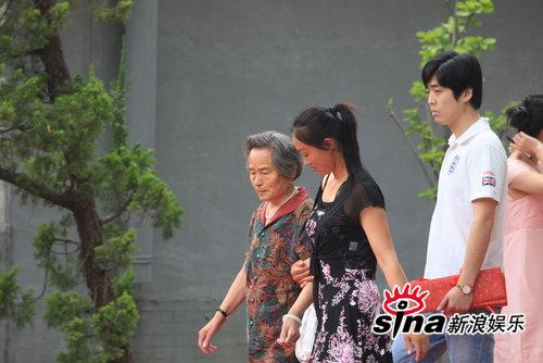 图文:刘烨婚礼现场直击-刘烨奶奶在搀扶下入场