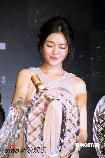 大s着米色长裙代言 清新形象显窈窕身姿