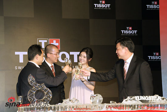 大s着米色长裙代言 清新形象显窈窕身姿