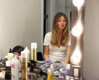 组图：邦辰带孕拍广告性感半裸PS修出平滑小腹