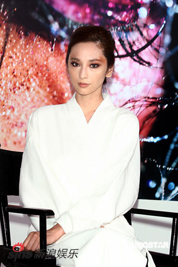 吴佩慈着浴袍惊艳亮相 化身性感缪斯女神【图】