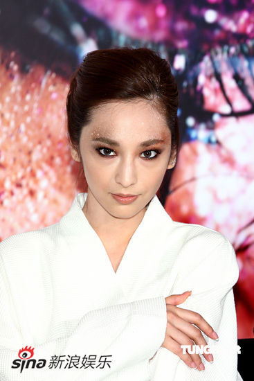 吴佩慈着浴袍惊艳亮相 化身性感缪斯女神【图】
