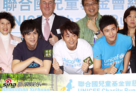 周渝民不信大s绯闻 黄晓明小泄春光