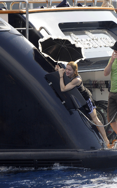 麦当娜与小男友玩跳水 当众拥吻爱意绵绵【图】