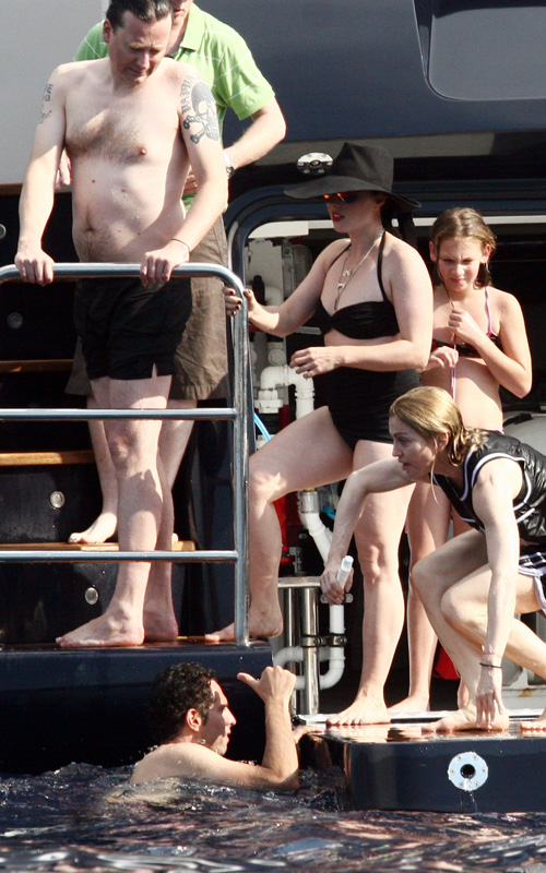 麦当娜与小男友玩跳水 当众拥吻爱意绵绵【图】