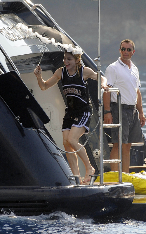 麦当娜与小男友玩跳水 当众拥吻爱意绵绵【图】