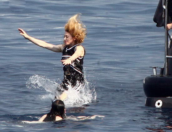 麦当娜与小男友玩跳水 当众拥吻爱意绵绵【图】