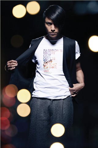 张曼玉携百位明星拍大片促销时尚