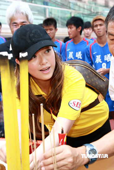 郭富城球场活力四射 谭咏麟脚伤助阵【图】