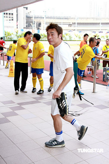 郭富城球场活力四射 谭咏麟脚伤助阵【图】