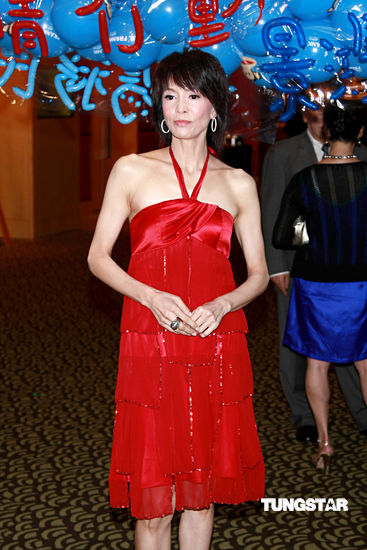 阿娇一身成熟女人味 坦言想出书记录人生【图】