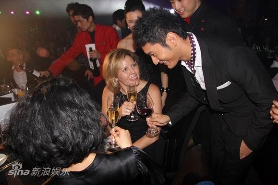 黄晓明首任护肤代言人 与张曼玉分享心得【图】