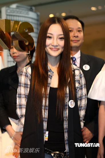 众星推广购物理念 张静初获赠顶级战靴【图】