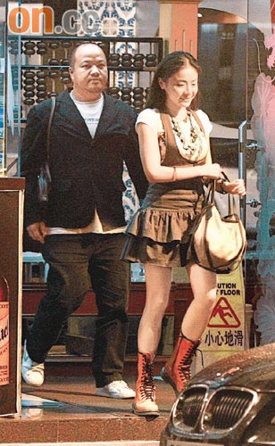 贡米自夸更似林青霞 香港闹市买化妆品【图】