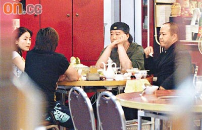 贡米自夸更似林青霞 香港闹市买化妆品【图】