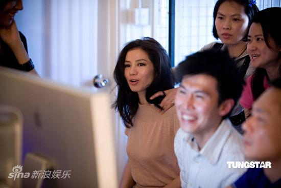 钟楚红再度魅力代言 经典笑脸多年不变