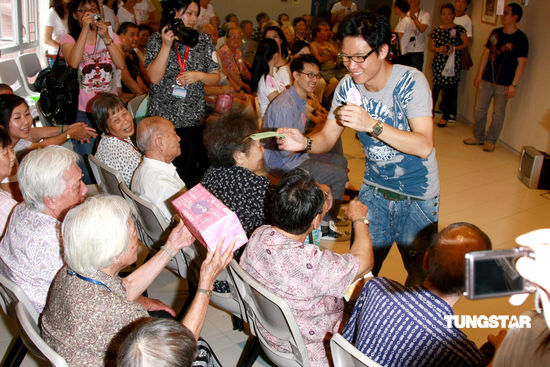 袁咏仪老人院探访 不舍爱子行程缩至两周【图】