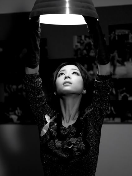 张静初拍光影写真 演绎自己的电影年代【图】