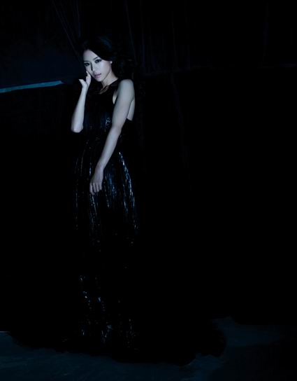 张静初拍光影写真 演绎自己的电影年代【图】