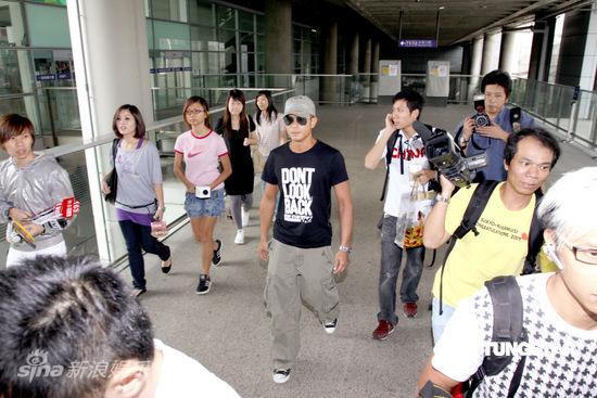 郭富城泰国拍戏返港 与熊黛琳前后现身机场