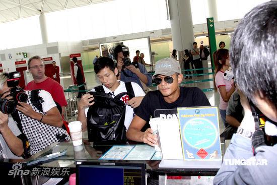 郭富城泰国拍戏返港 与熊黛琳前后现身机场