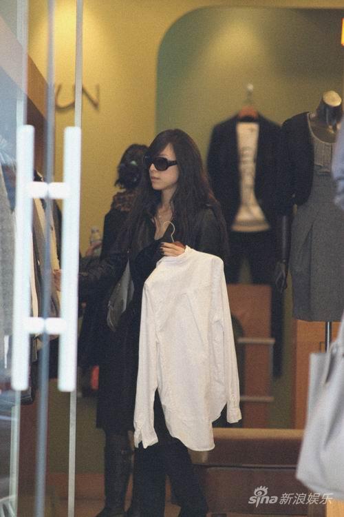 张静初素颜素妆被拍 韩国街头大肆扫货【图】