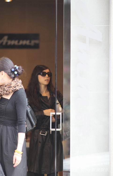 张静初素颜素妆被拍 韩国街头大肆扫货【图】