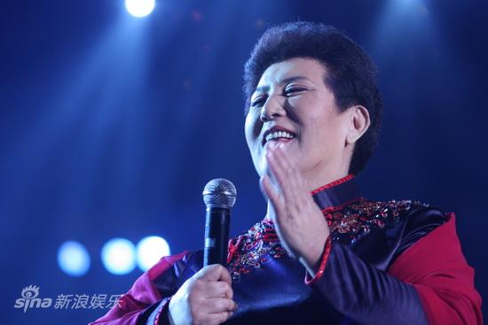 图文:新浪网络盛典60年专场-德德玛现场演唱歌