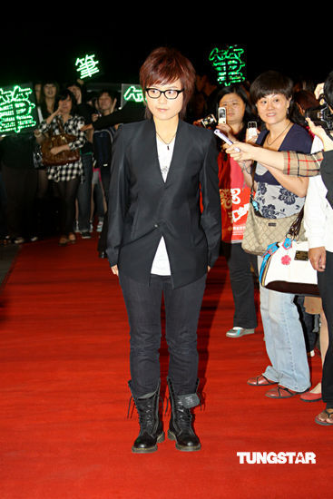 林依晨颁奖礼过生日 唐禹哲周笔畅人气旺【图】