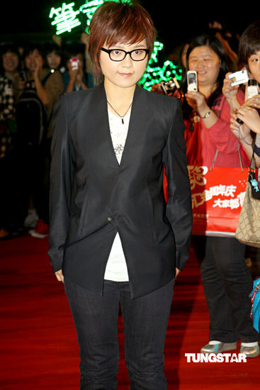 林依晨颁奖礼过生日 唐禹哲周笔畅人气旺【图】