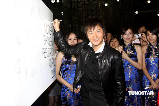 林依晨颁奖礼过生日 唐禹哲周笔畅人气旺【图】