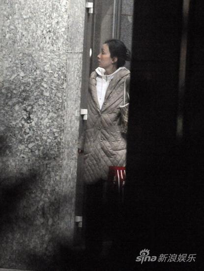 小陶虹素颜就餐照料小女孩【图】