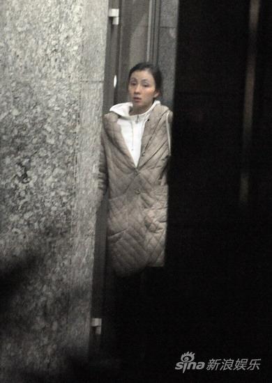 小陶虹素颜就餐照料小女孩【图】