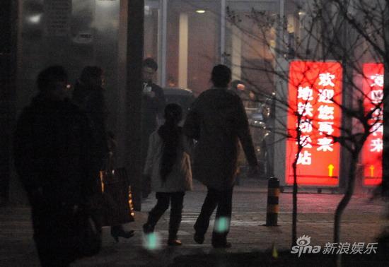 小陶虹素颜就餐照料小女孩【图】