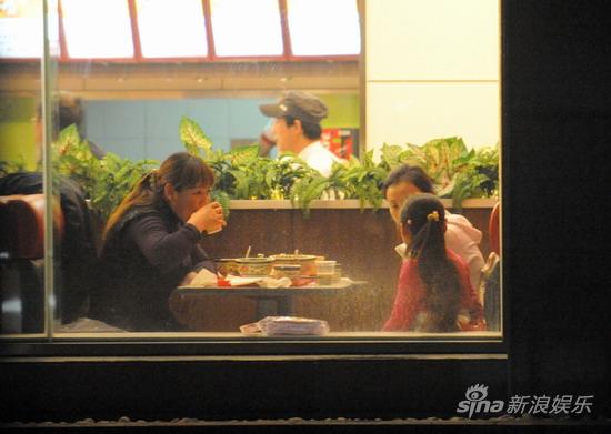 小陶虹素颜就餐照料小女孩【图】