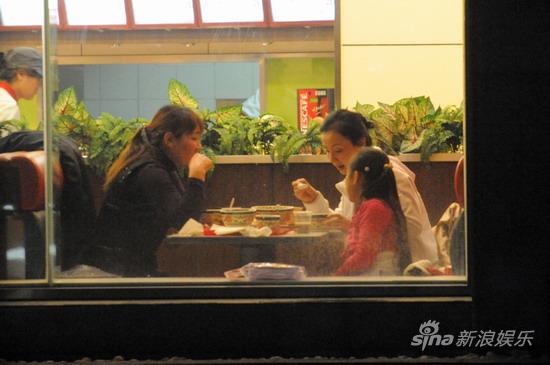 小陶虹素颜就餐照料小女孩【图】