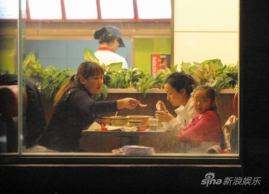 小陶虹素颜就餐照料小女孩【图】