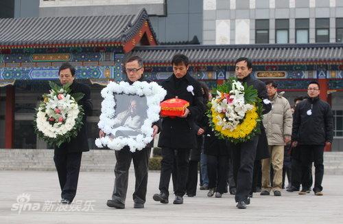 国徽设计者张仃遗体火化 长孙耿乐手捧骨灰(图)