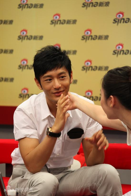 图文:黄晓明做客谈公益-黄晓明力证没垫下巴