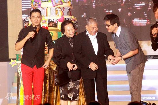 刘德华与歌迷一起庆生 父母齐现身送祝福(组图)