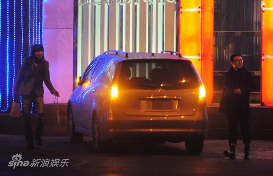 张亚东(左)与友人