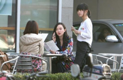 组图：霍思燕潮爆装扮出街艳丽色彩提前迎春