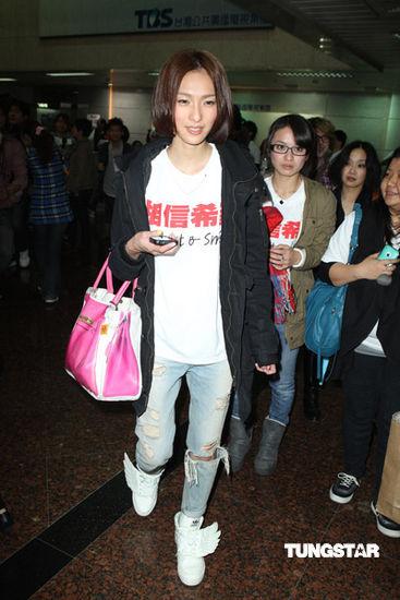 图文:相信希望募捐晚会--纪文慧亮相