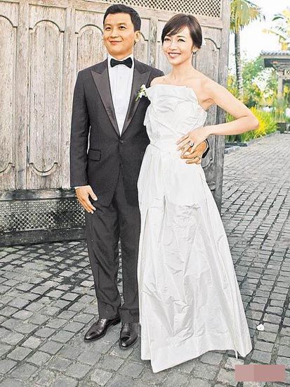 侯佩岑婚礼花费380万 20名保安5克拉钻戒(图)