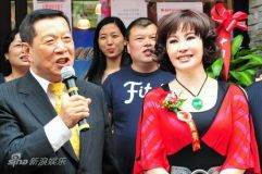 刘晓庆亮相纽约引骚动神探李昌钰自称铁粉(图)